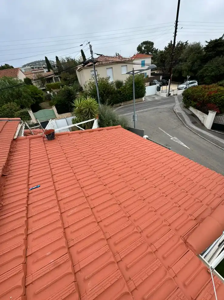 Toiture propre après démoussage et nettoyage par artisan – Var