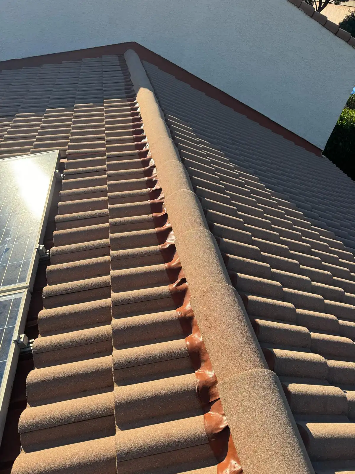 Réfection du faîtage de toiture sur une maison dans le Var pour une étanchéité et une durabilité optimales